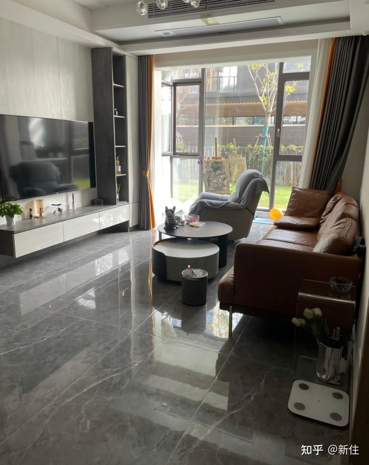 1,全屋通铺的灰色瓷砖