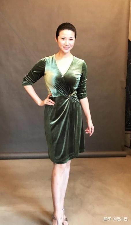 颜丙燕早就该剪短发了穿这身蕾丝裙太显身材这曲线哪像中年人