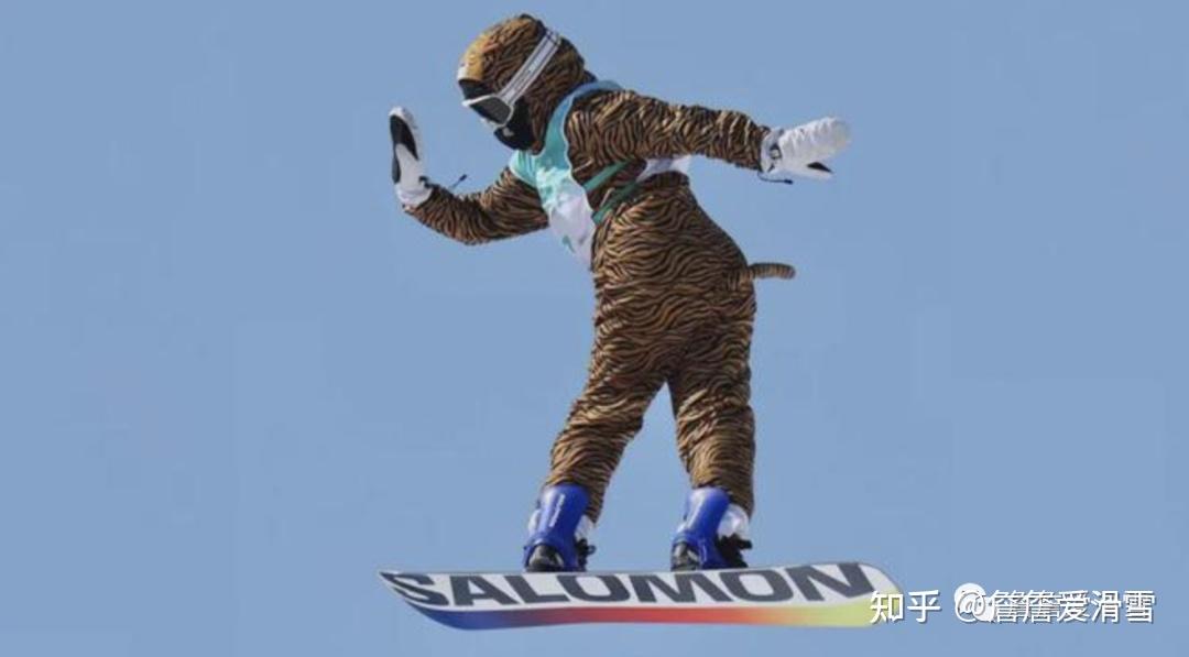 赛中,法国选手露西尔-勒菲弗装扮成一只咆哮的老虎,脚踩salomon滑雪板