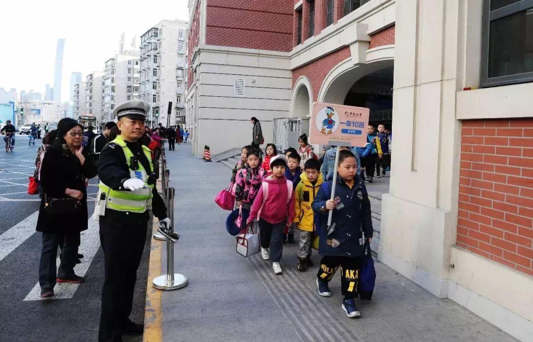 和平交警采用人车分离让万全小学兴安路校区不堵了