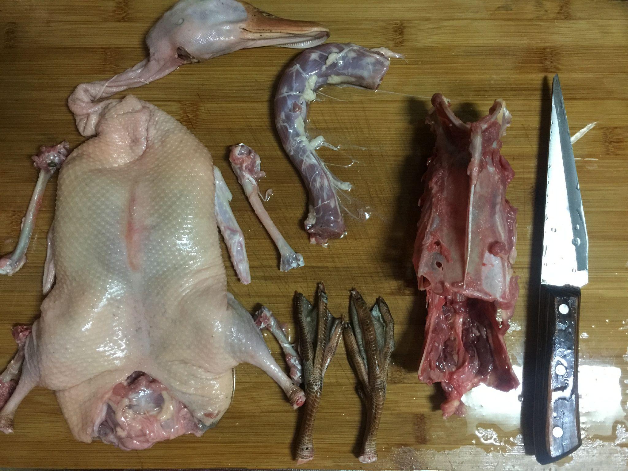 整鸭去骨完毕,有耐心可以继续剔翅尖和小腿,so easy继续弄鸭,翅膀大骨