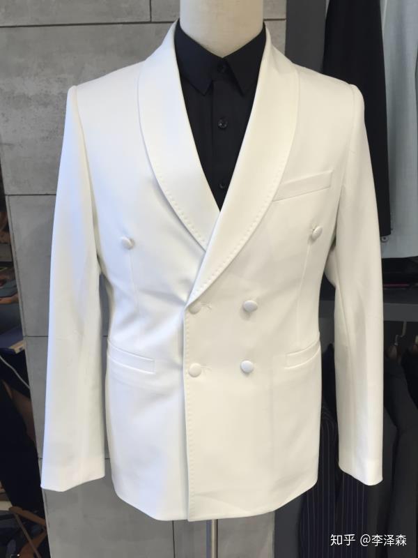 白色西装如何搭配皮鞋?