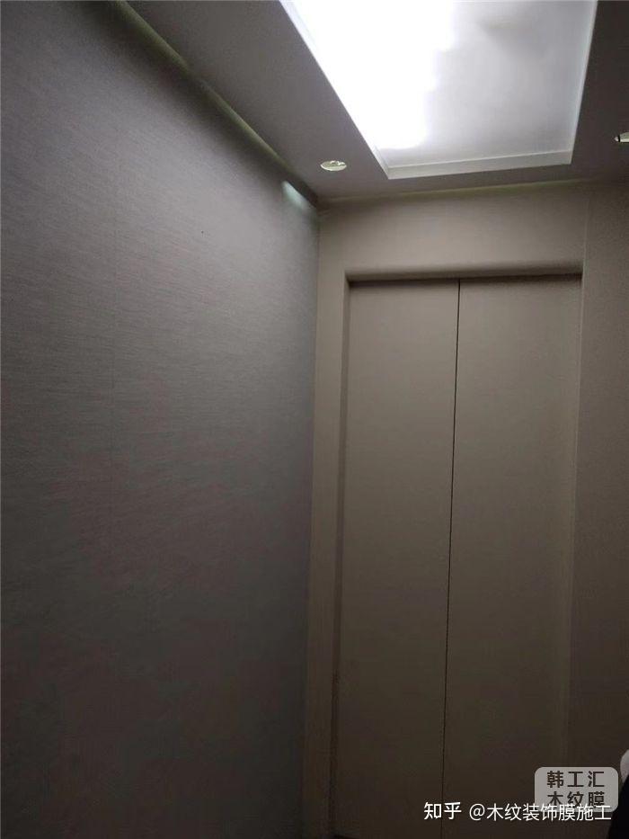 如何使用木纹膜给酒店电梯贴膜改色方法