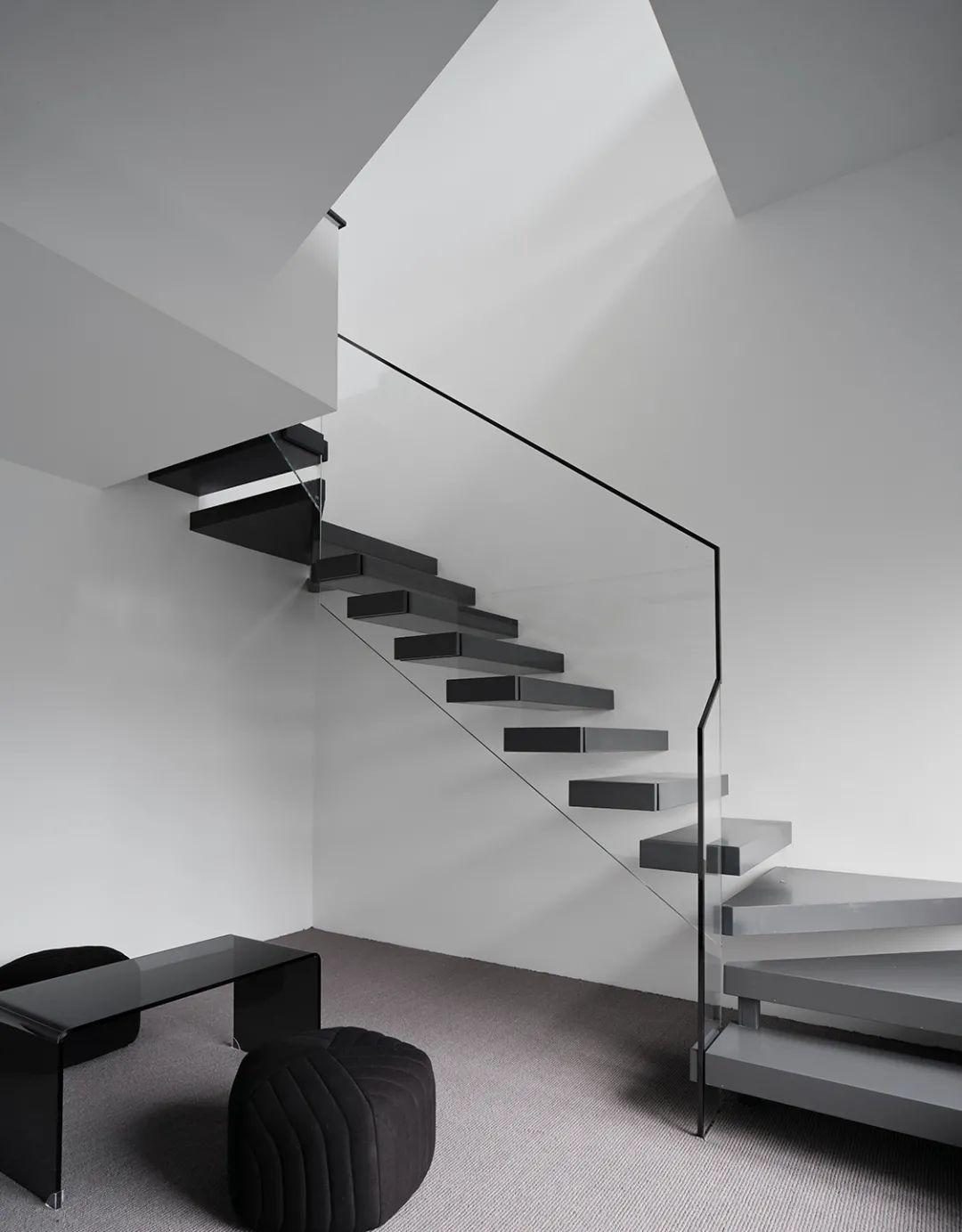 ①即呈折线样式,并且中间有过渡平台的楼梯,也是最常见的楼梯形式