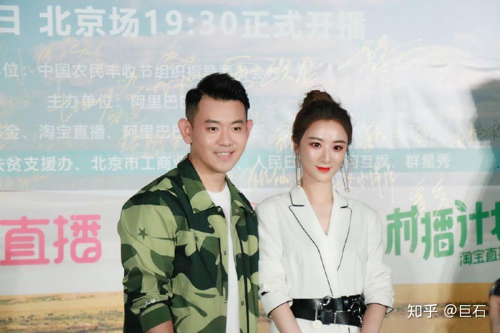 直播时,薇娅和助播琦儿会把食品一个个拆开,当众吃一遍.