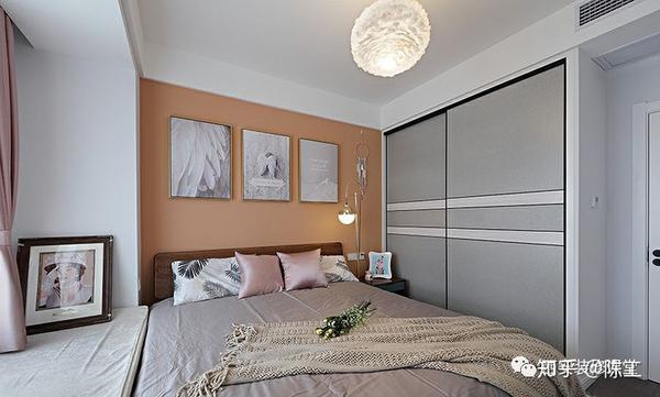 主卧也不大,仅够放床以及衣柜,床体还得靠着飘窗放置,颜色也是以