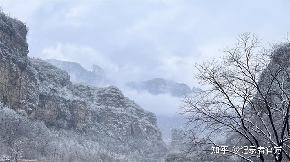 經過一整天的降雪,12月15日,雪後的林州太行大峽出現絕美霧凇奇觀,從