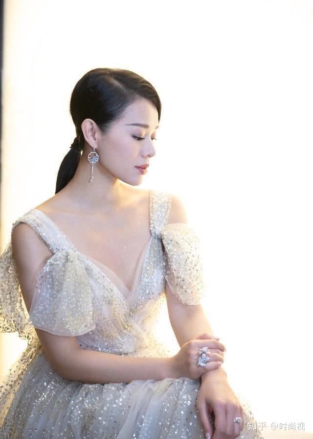 这位港姐不简单第一次参加春晚胡杏儿一袭柔美纱裙不怯场美