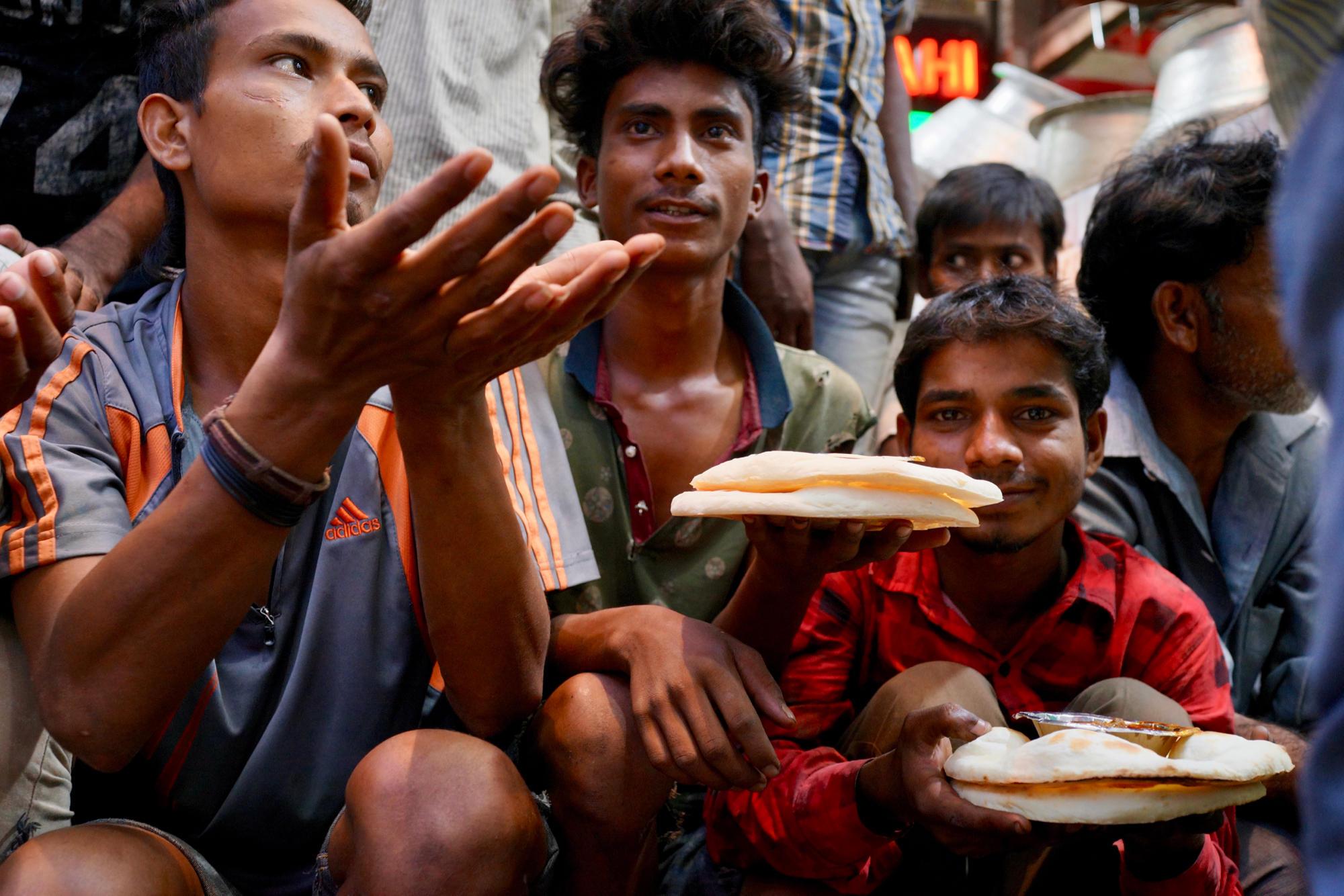 吃新鲜健康的绿色沙拉的印度老人 库存图片. 图片 包括有 圆白菜, 成人, 男人, 制动手, 印第安语 - 195343059