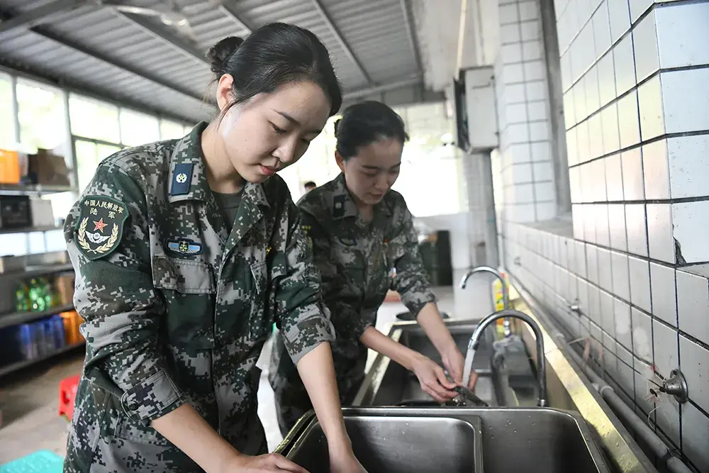 生活中文职人员和女兵们交心谈心像知心大姐姐一样用自己的阅历和社会