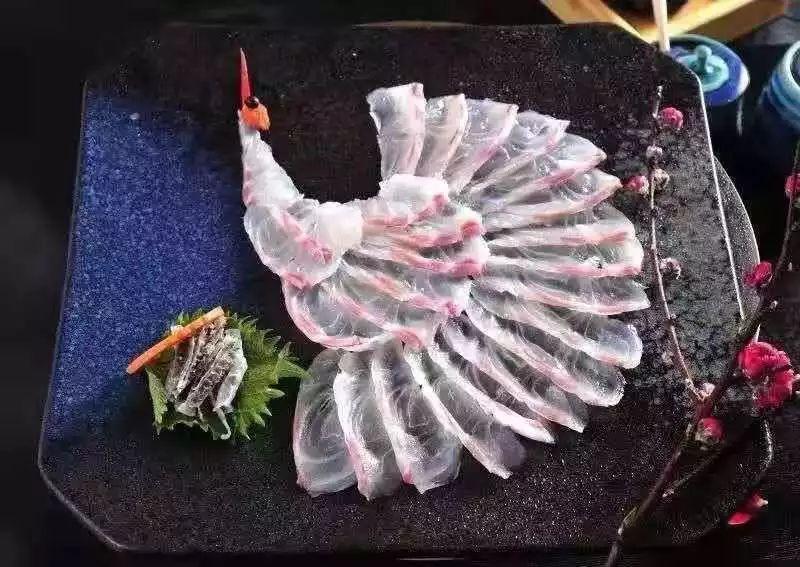 新年饕餮来鲜窝壹号或李寻的酒吧畅飨用勺子舀着吃的赛湖高白鲑美味