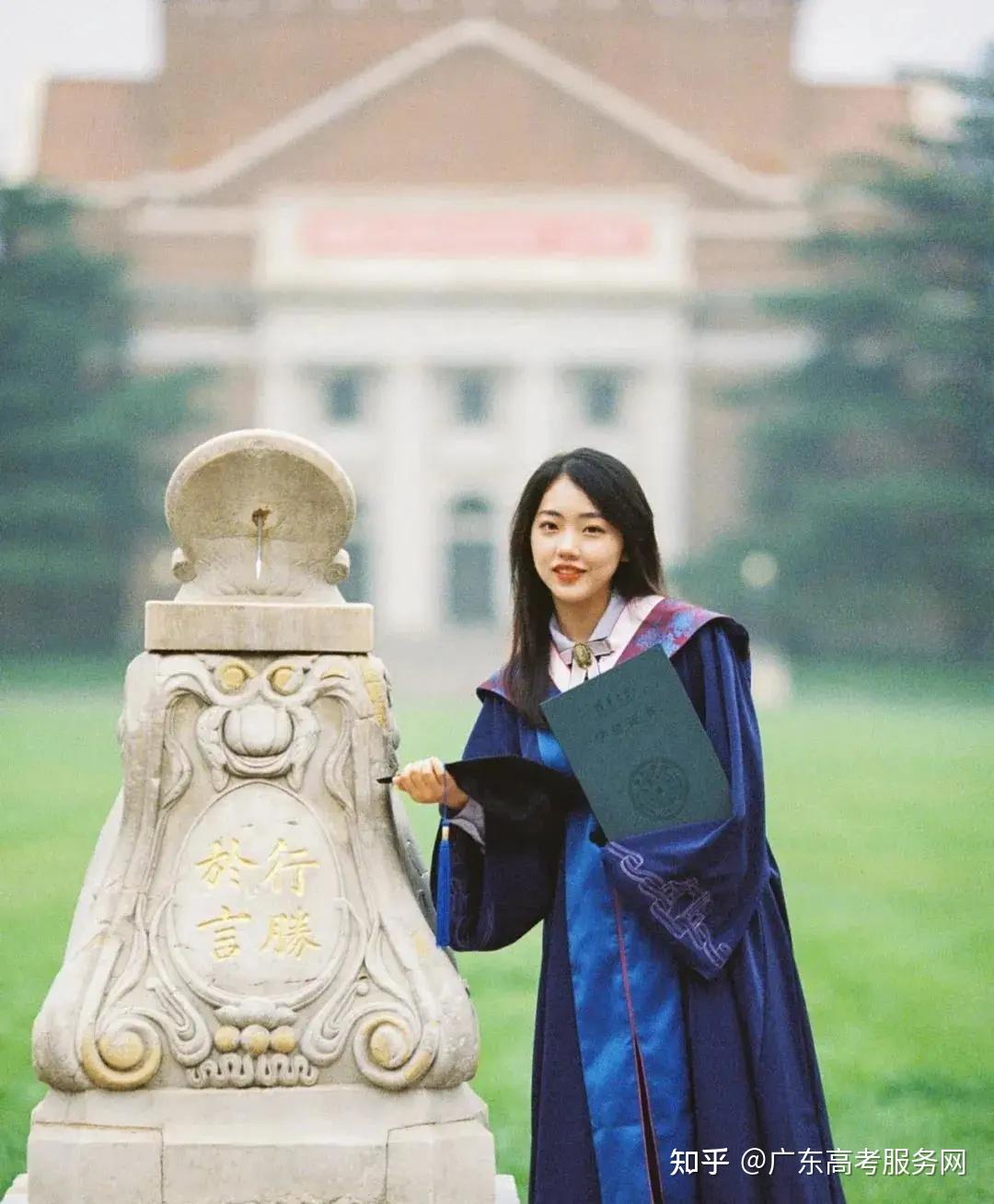 中央美院的学士服美上2亿热搜,这是我见过最惊艳的学士服! - 知乎