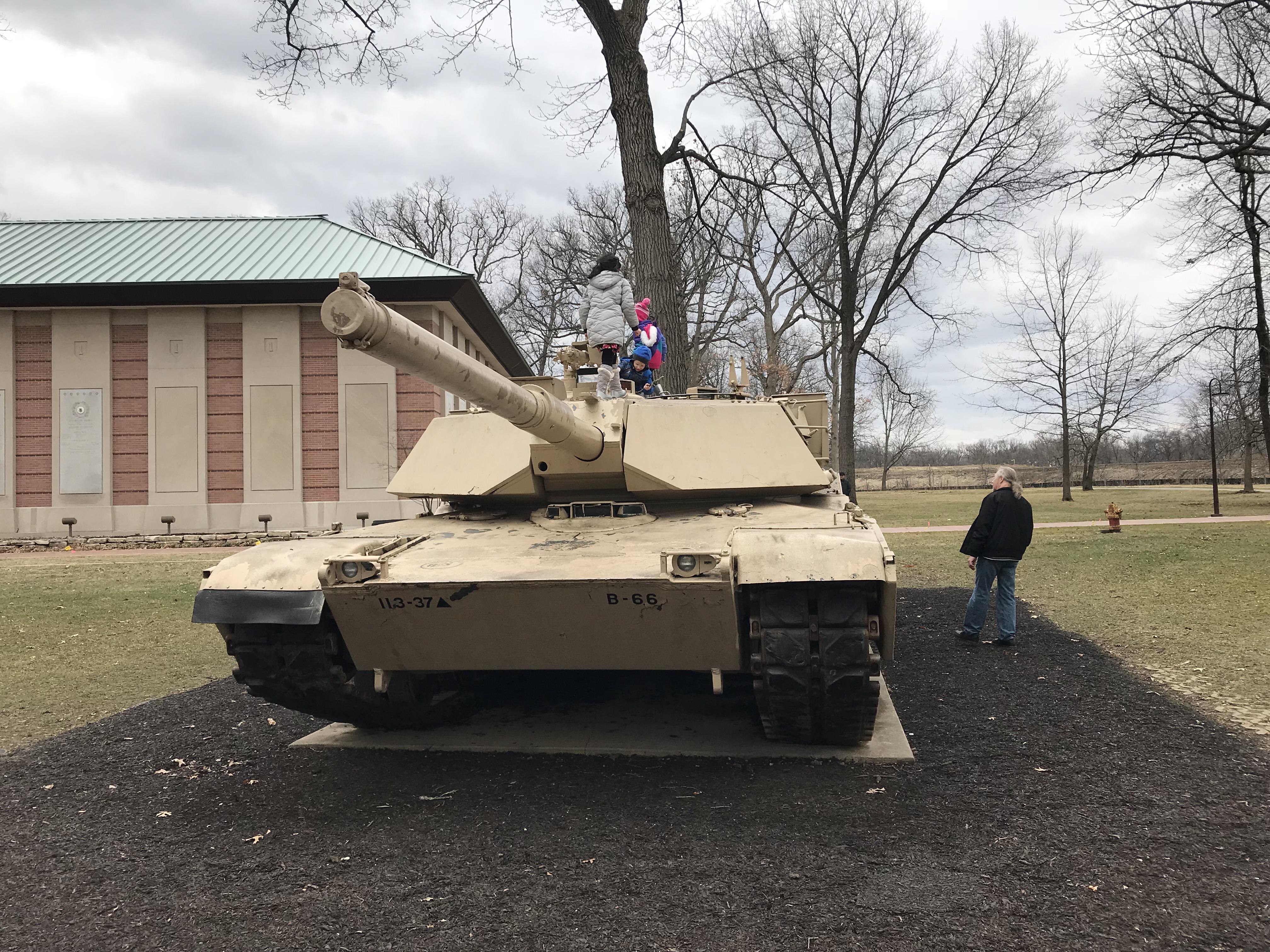 m1艾布拉姆斯,本鶸分不清是m1,m1a1还是m1a2.