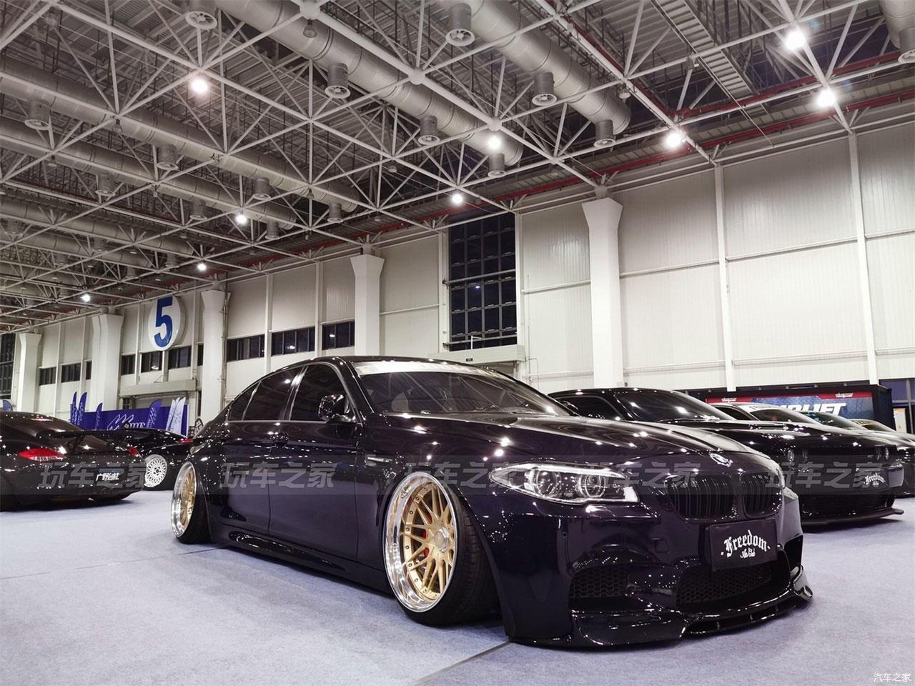 辽宁车友改装宝马5系商务车化身气动宽体黑武士