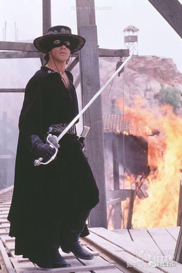 但似乎剑柄护手略大了一些除了单手剑,佐罗的副武器长鞭也有配备