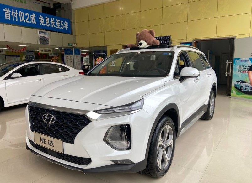 2020款现代胜达进店白色涂装很大方轴距2865mm售2028万起