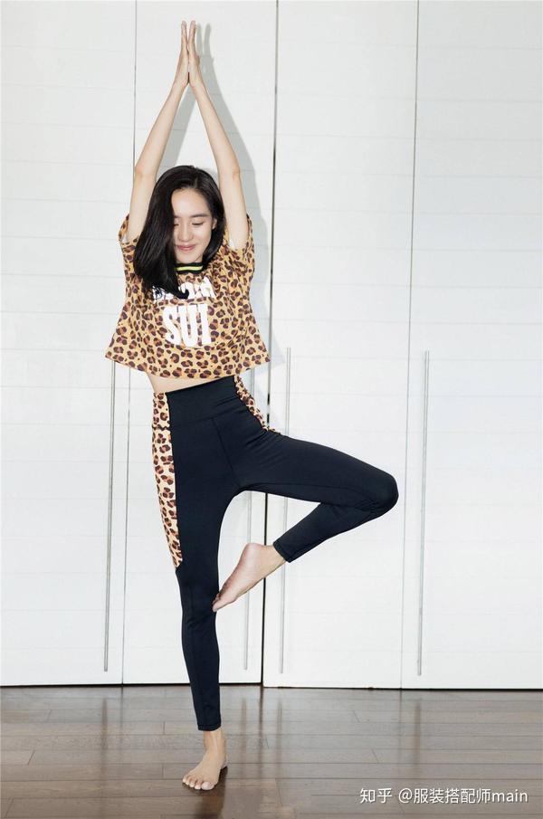 王智晒健身美照豹纹t恤瑜伽裤凹凸感十足38岁辣妈不简单