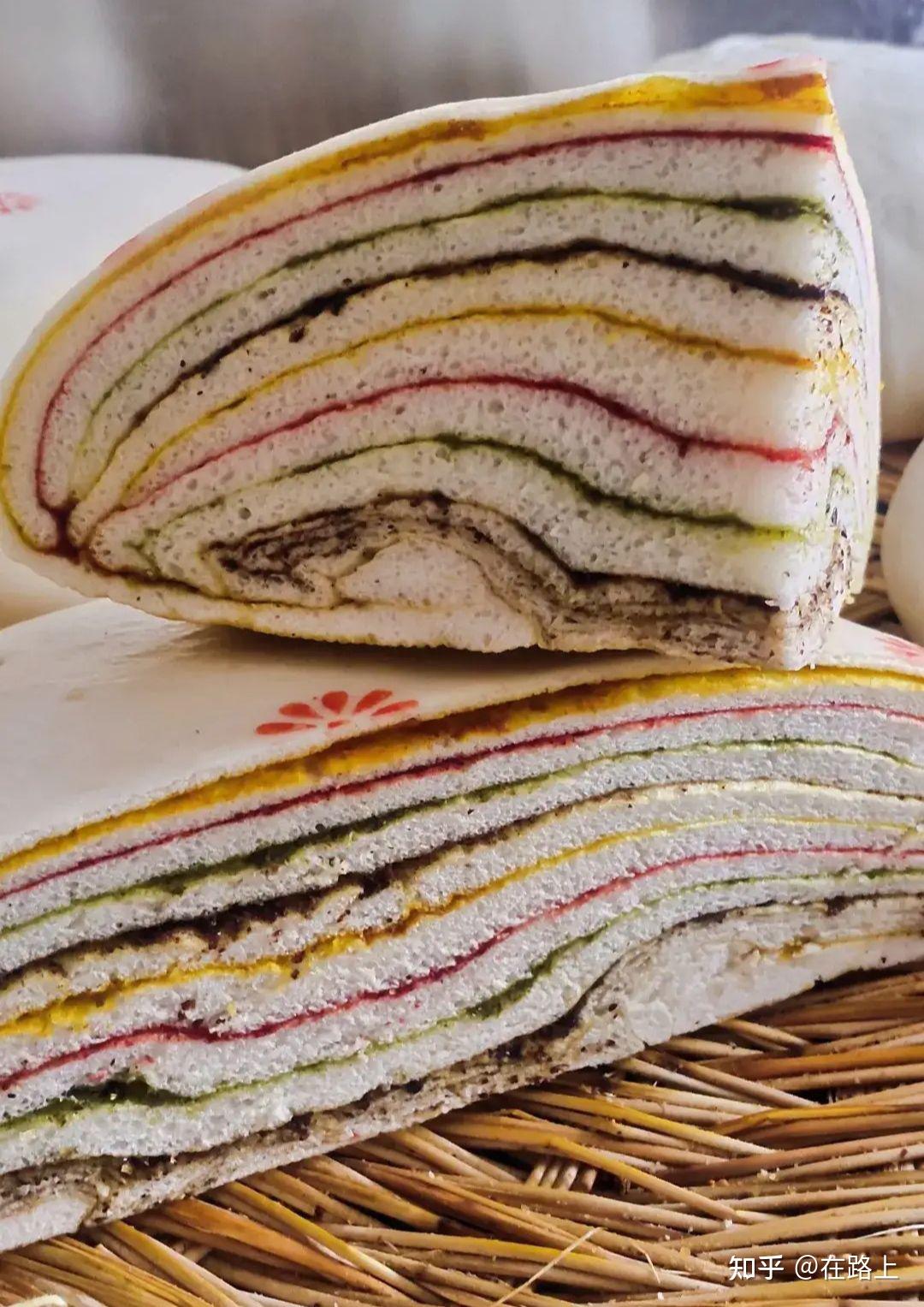 凉州大月饼,造型独特,风格迥异,用香豆子,姜黄,红曲,胡麻等磨成粉