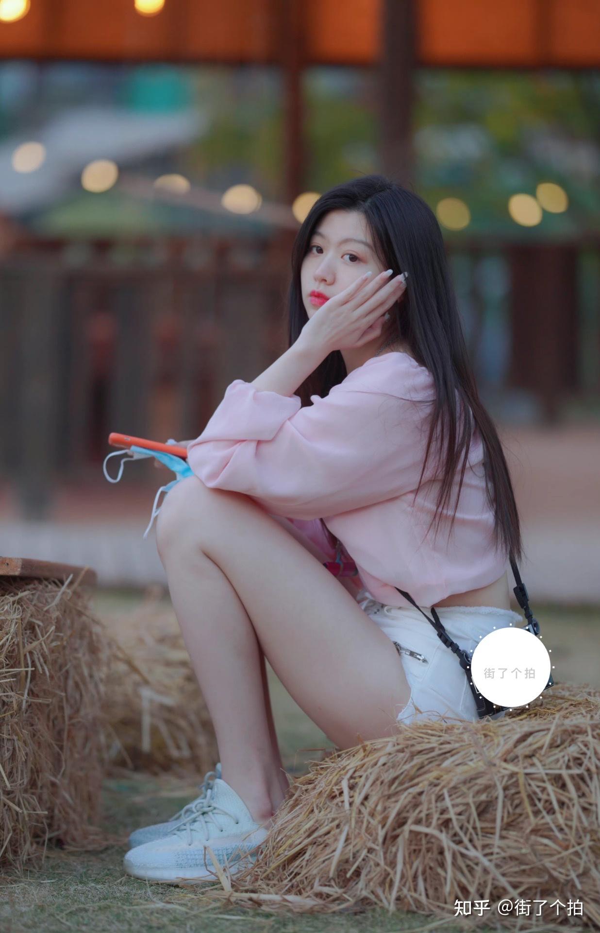 每日美图粉色上衣配热裤长腿女孩青春靓丽