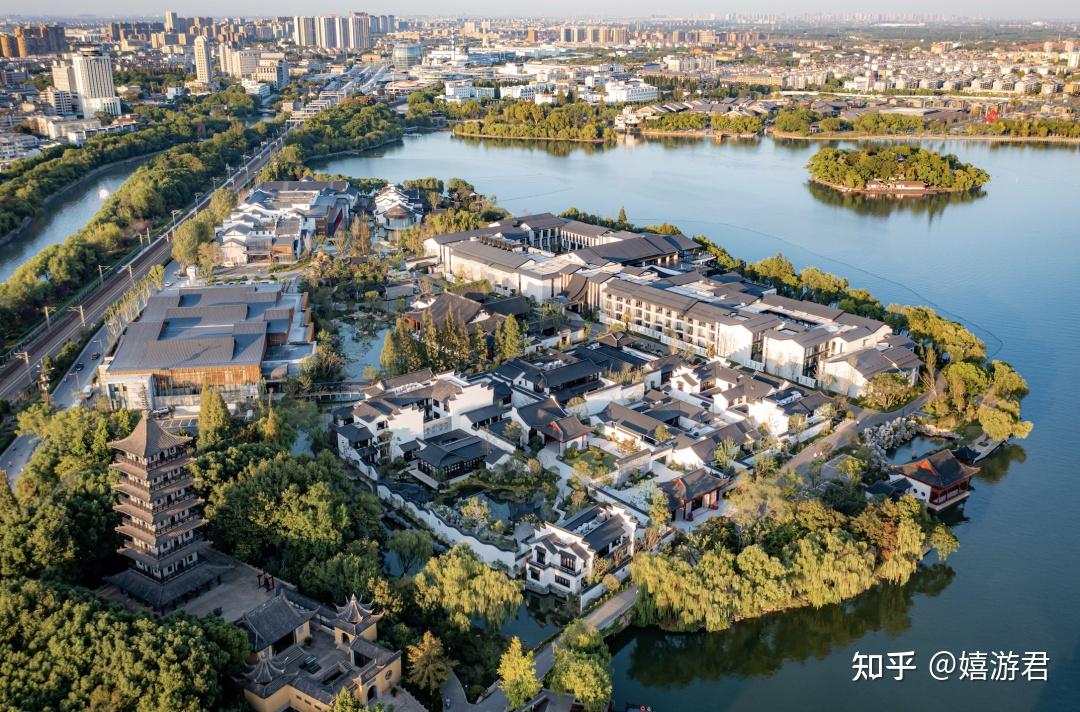 酒店和南湖景区是连为一体的,住在南湖宾馆,就是住进了南湖景区里.