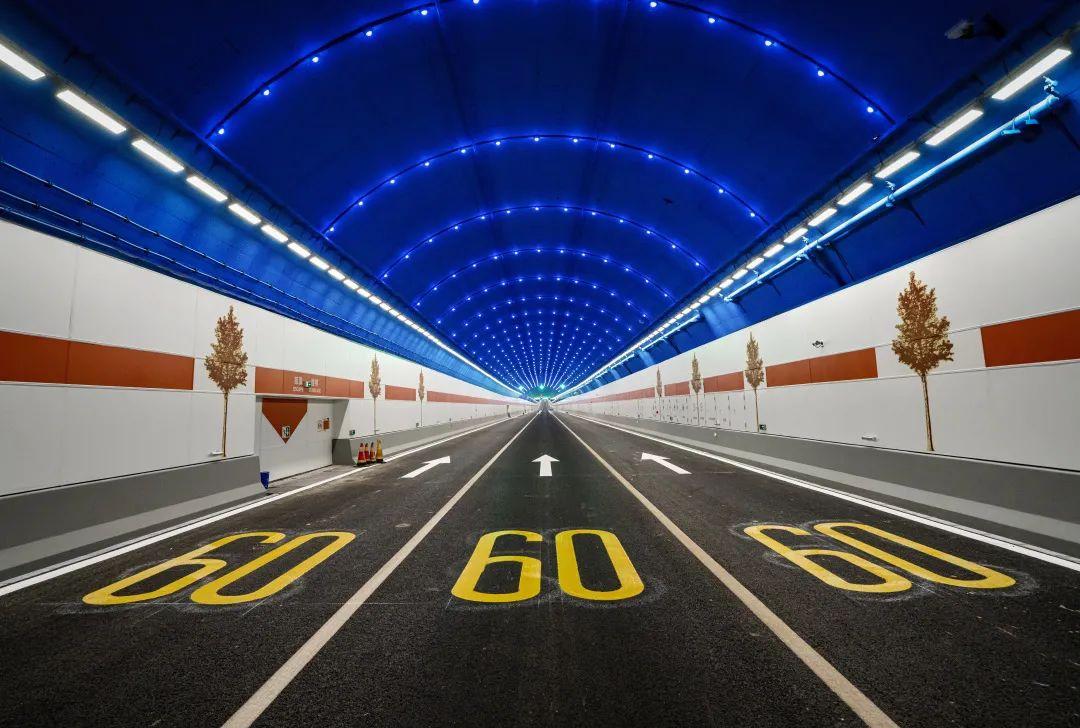 也是全球首条穿越地上悬河的盾构隧道,被称为"万里黄河第一隧"