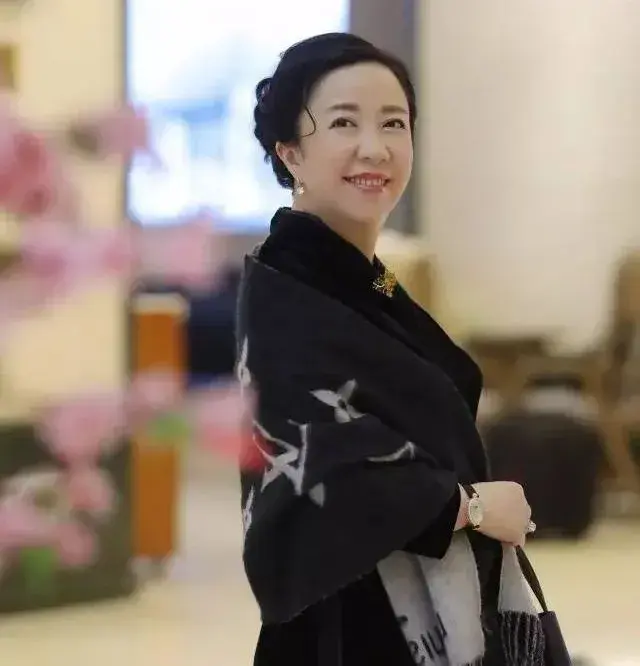 何雪梅平时很高调,经常在平台上发一些自己穿戴顶级名牌,全身戴满奢华