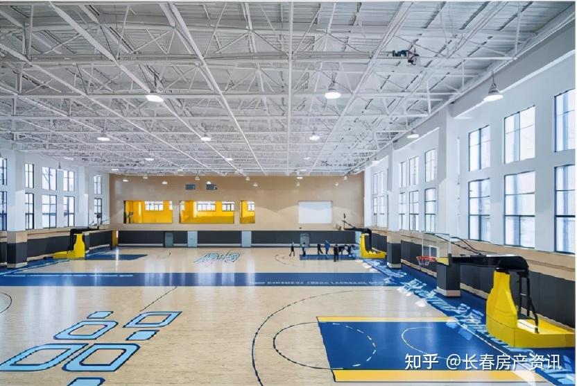 12公顷的学校一线 临湖,并且在卡伦湖岸开拓出学校户外教学实践基地