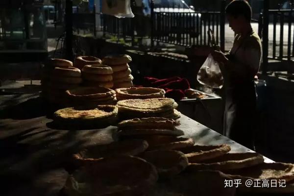 馕,打馕的过程,馕古代称“胡饼”新疆自驾游摄影游记 - 知乎