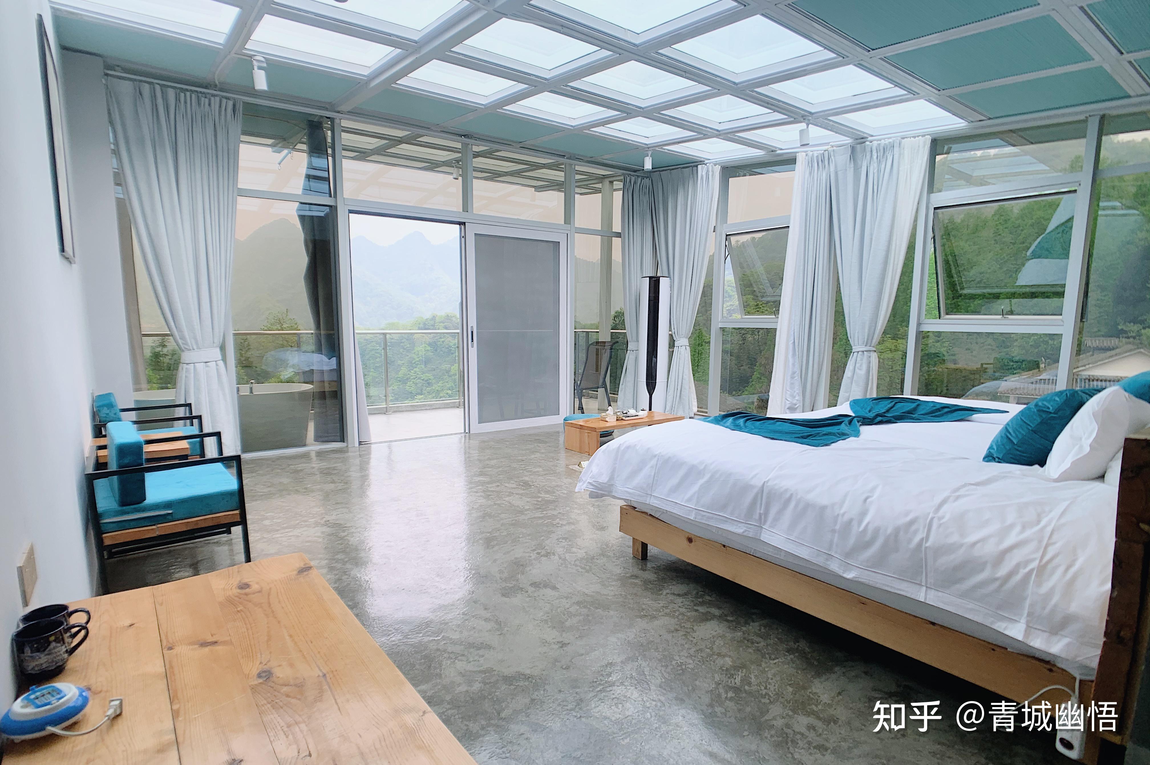 我家的房子就在河边,爸爸妈妈开了近20年农家乐,深知混泥土结构在山里