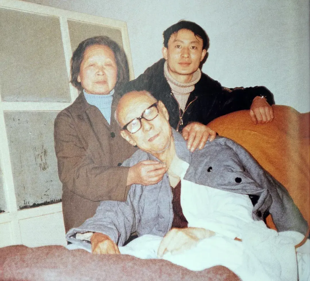 她的父亲是潘智合,母亲是沈桂香,是苏州望族潘世恩的后代.