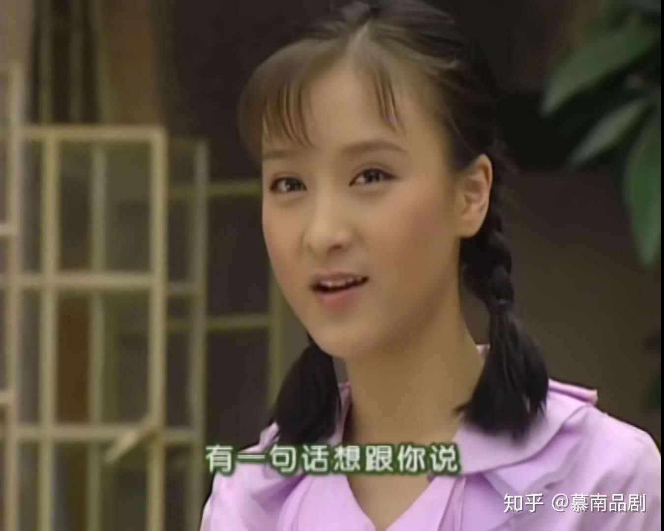 依萍和书桓出去,梦萍跟着追出来,特别温柔地叫住依萍,依萍也走过去了.