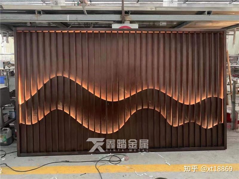 庭院背景墙连绵起伏的山形不锈钢格栅大型景墙特色发光山峦不锈钢屏风