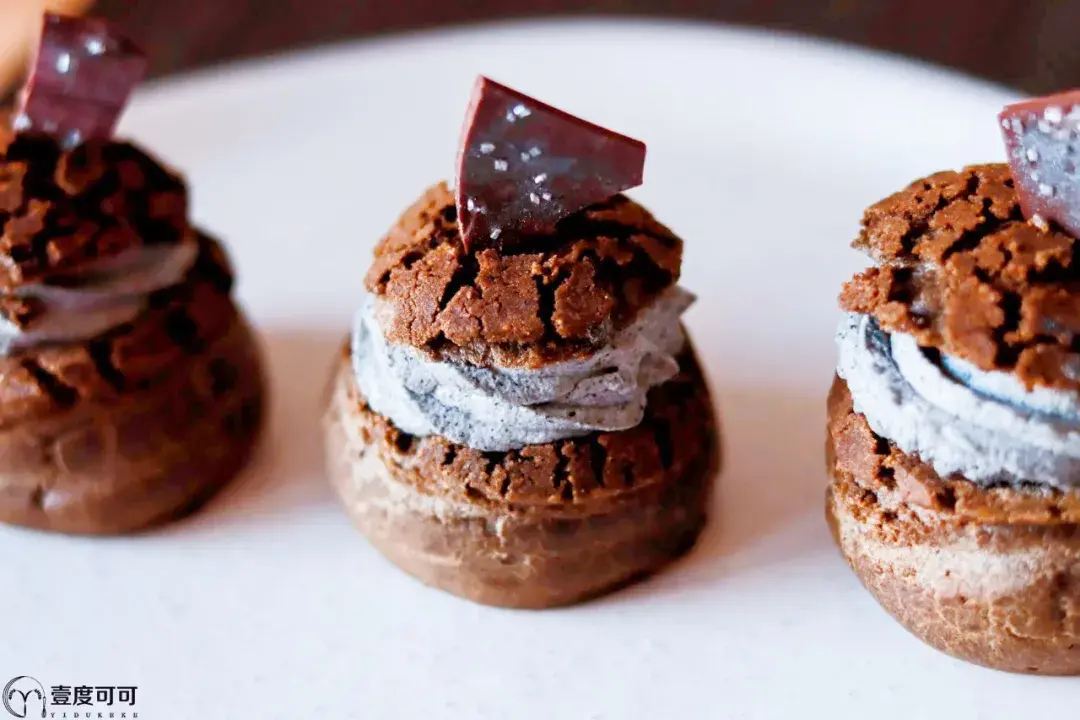 与众不同,风味独特的炭黑巧克力奶油泡芙制作.