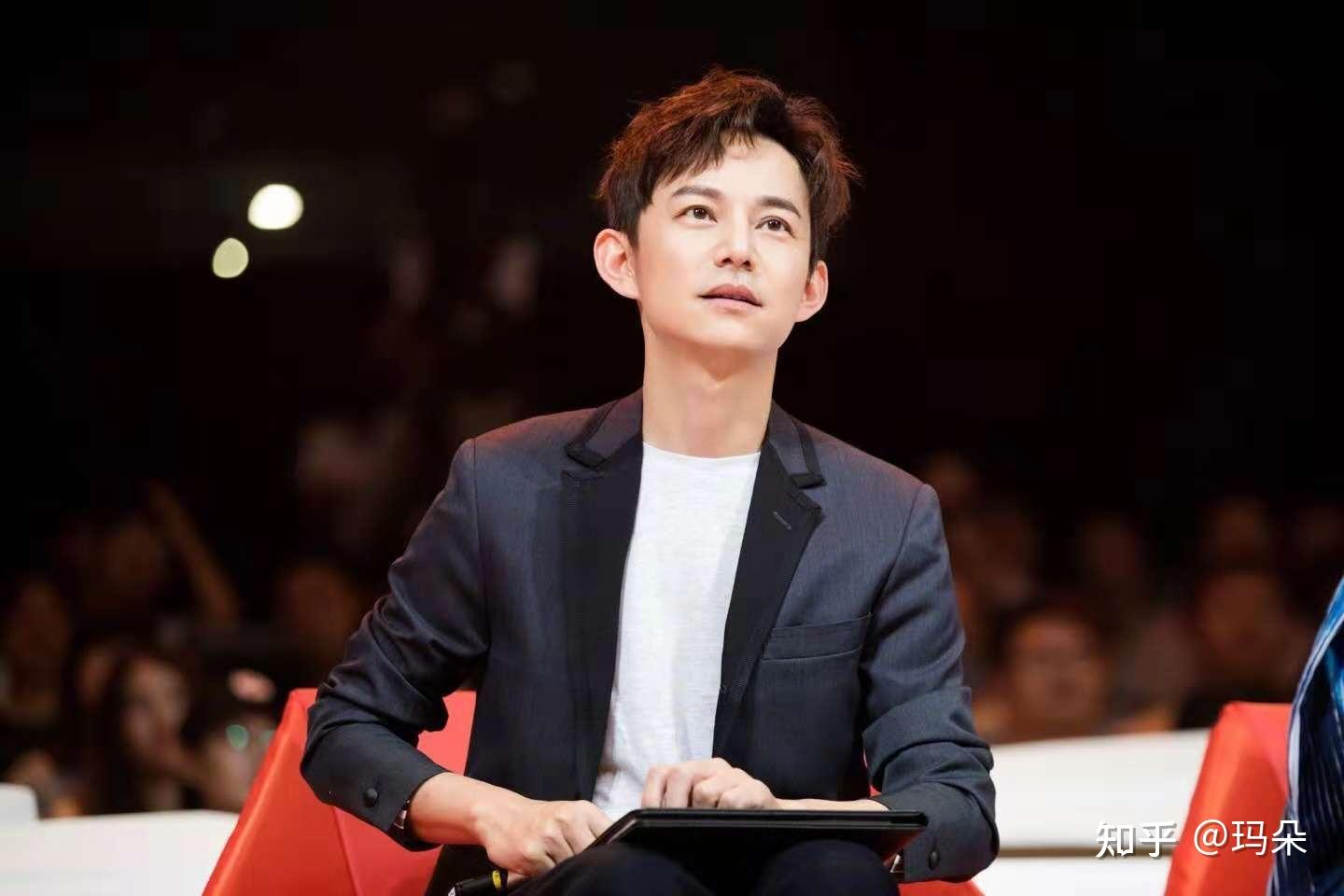 在湖南卫视的一众主持人里,何炅学历不是最高的,长得不是最帅的,他