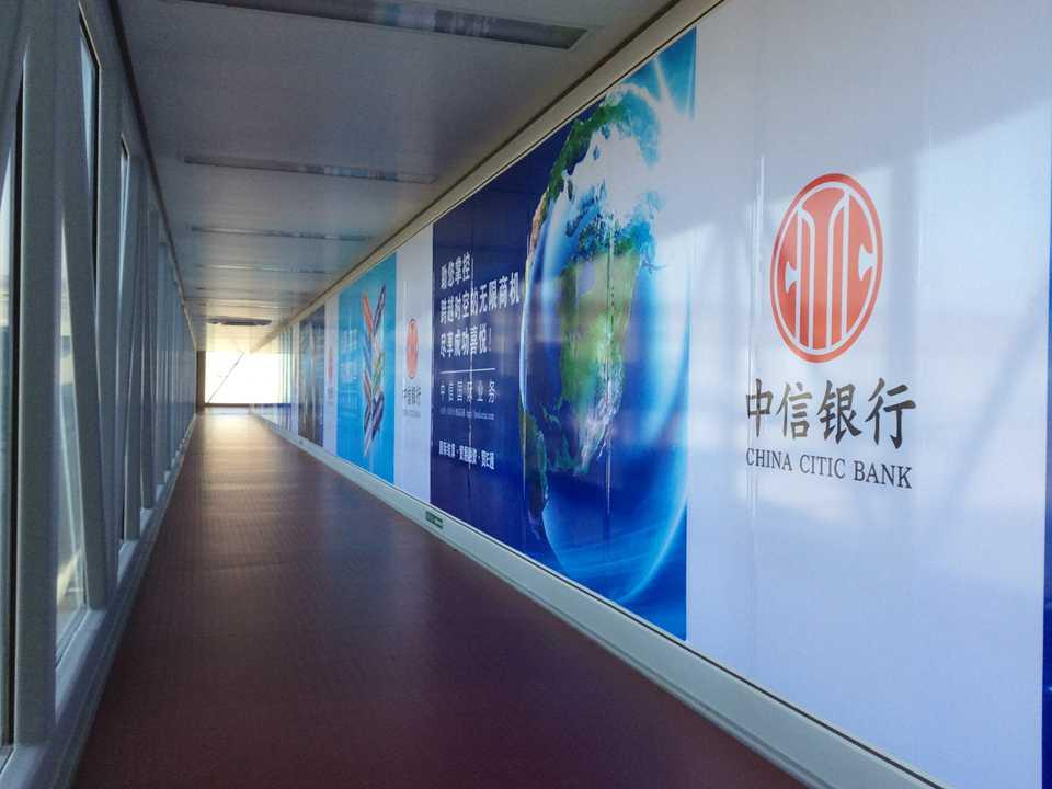 3. 石家庄机场廊桥广告
