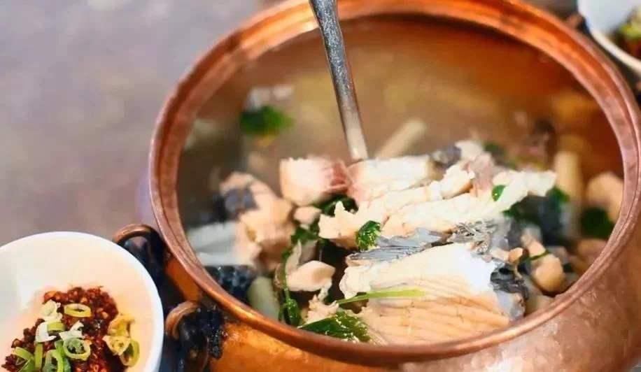 抚仙湖铜锅鱼延续两千多年的饮食文化传统
