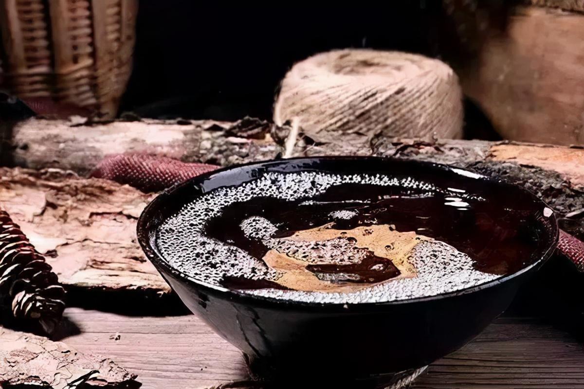 素酒其实是发酵酒,只不过没有经过"蒸馏"工艺,只是