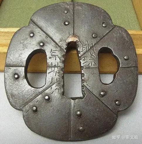 镡如果都有刀匠制作,不符合社会分工,提高效率的要求,在室町中期,甲胄