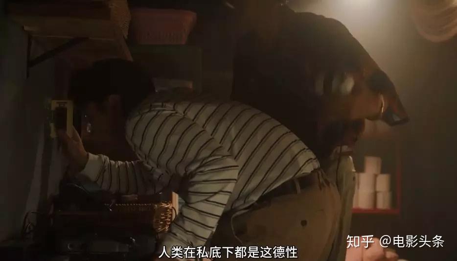 隔壁的男女,正在窄小的视野里交换着体液.凑上去看看?