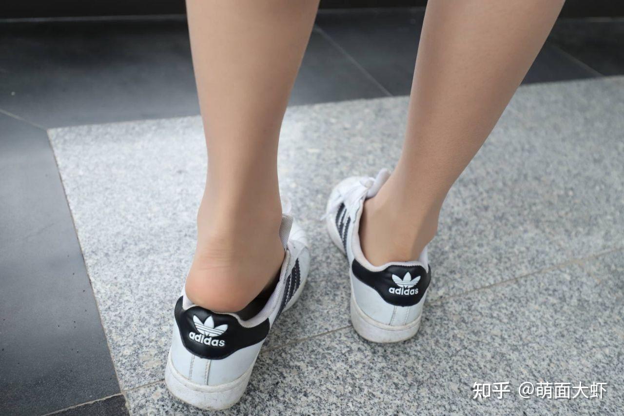 短肉丝袜 帆布鞋/板鞋本来是很土的打扮,为何我却从中看到了一丝清纯