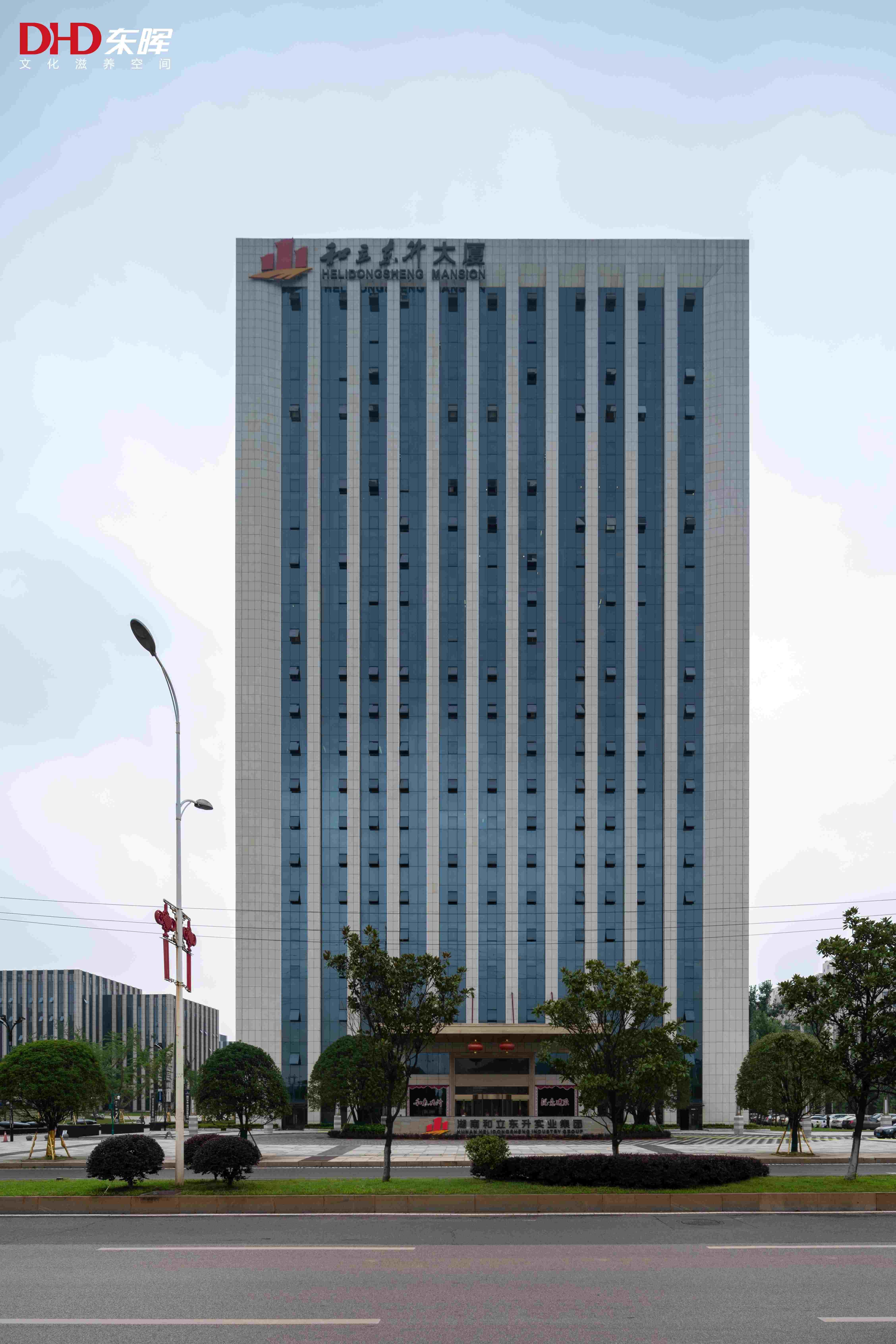 东晖联建丨现代企业总部办公楼的装修设计要素有哪些