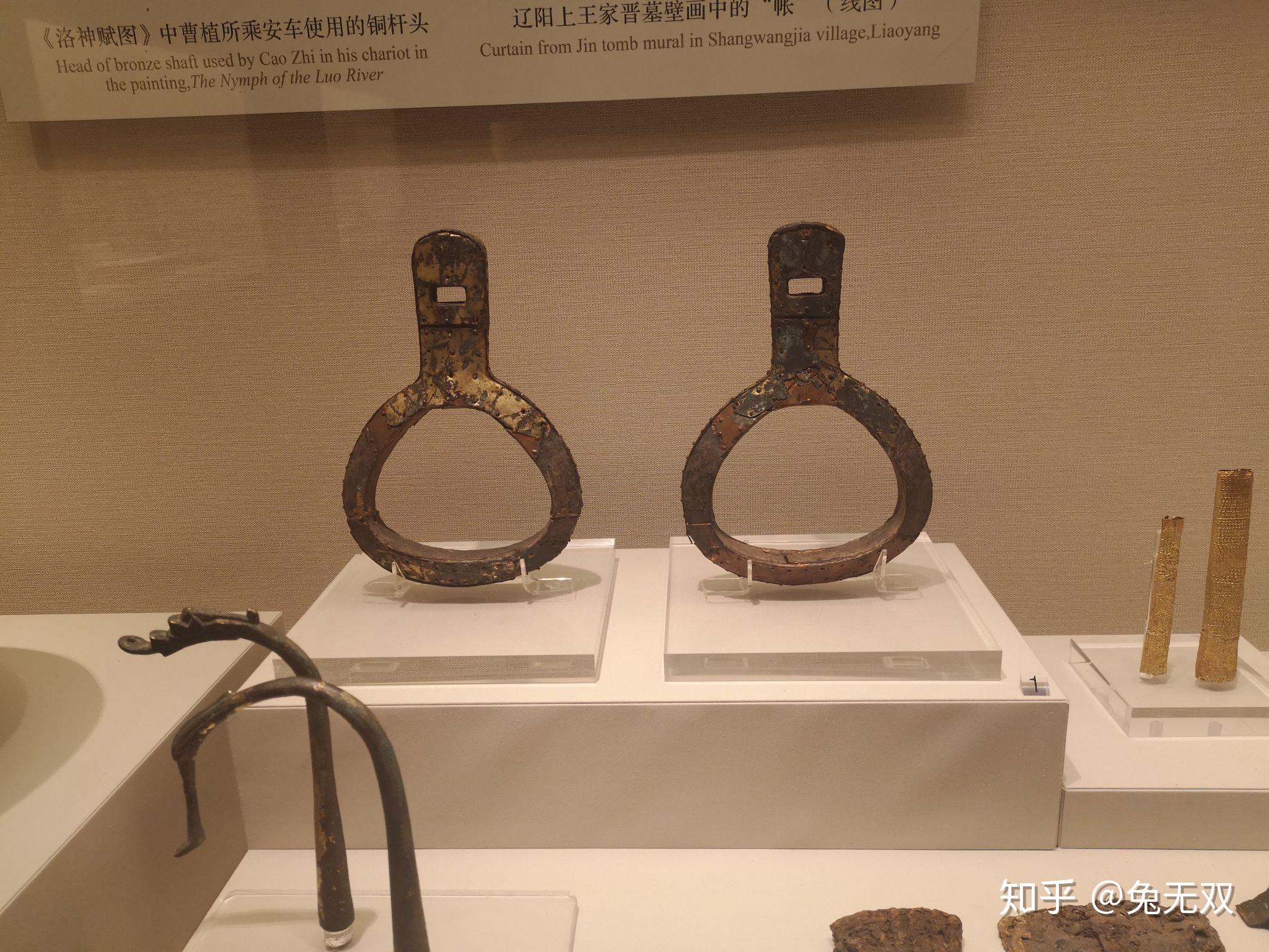 如果我没有记错,这个鎏金木芯马镫就是当时辽博参加国家宝藏精选的