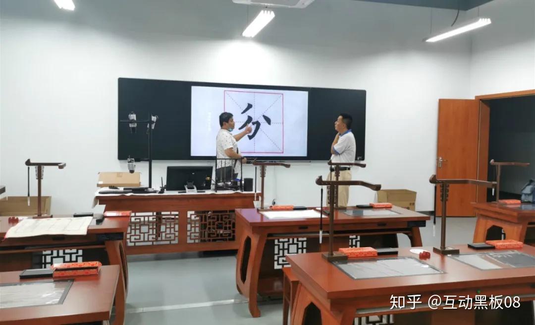 借由欧帝智慧教室互动黑板,教师可以将传统书法教学生动地展现出来