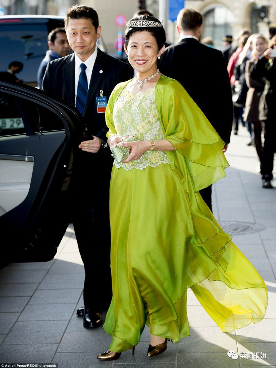 久子是开放随性的人,三个孩子关系很亲密,和妈妈就更亲了.