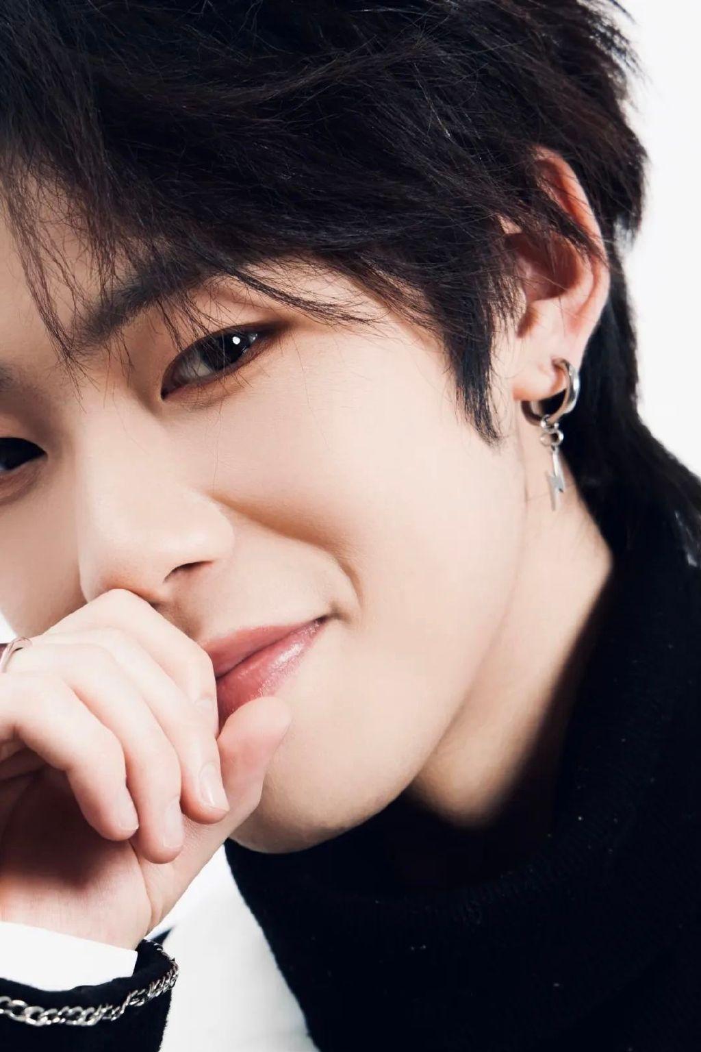 孟西少年正长成自在恰如风