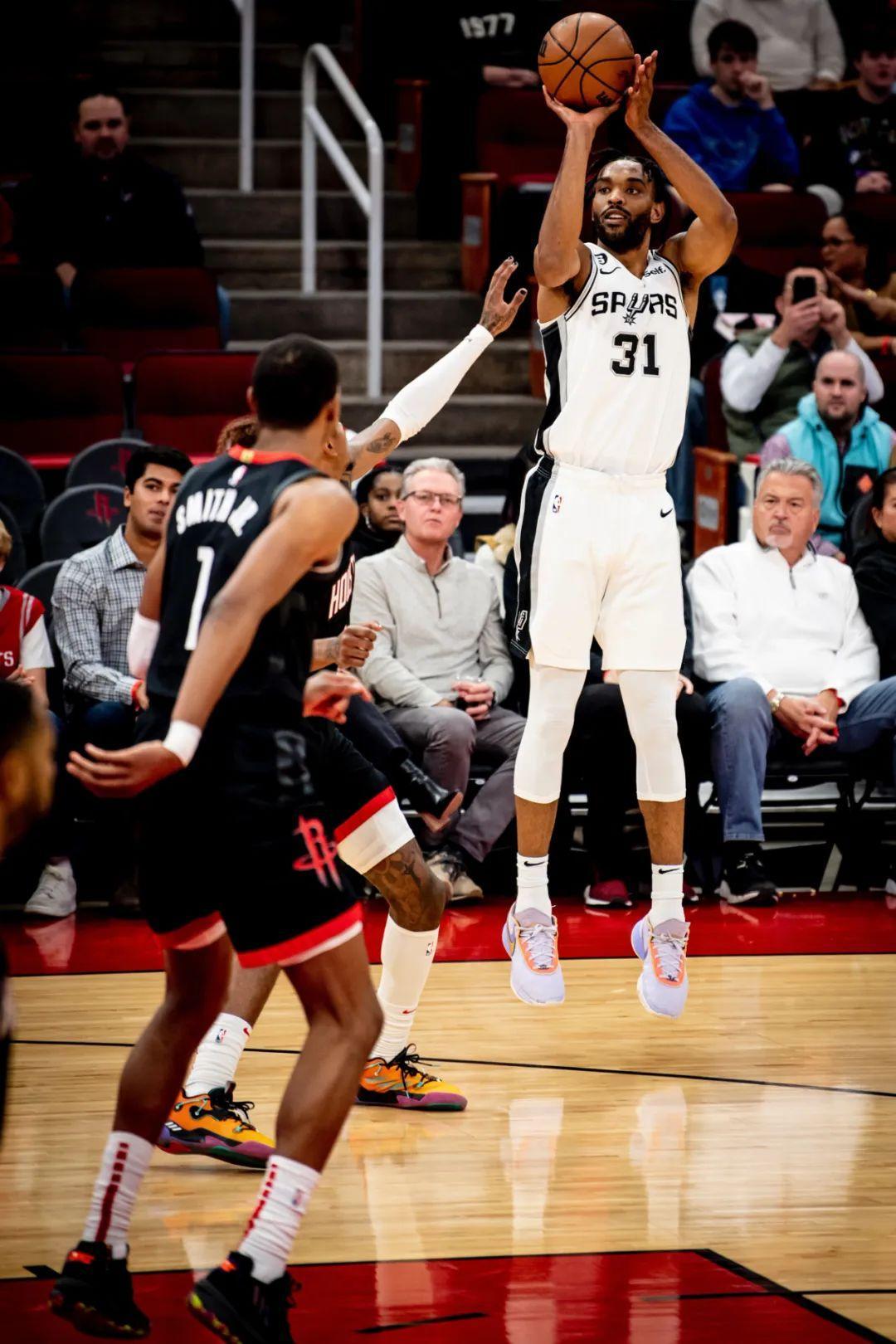 马刺主场迎战鹈鹕核心球员表现分析战术布局深度解读即时比分追踪与赛后数据统计