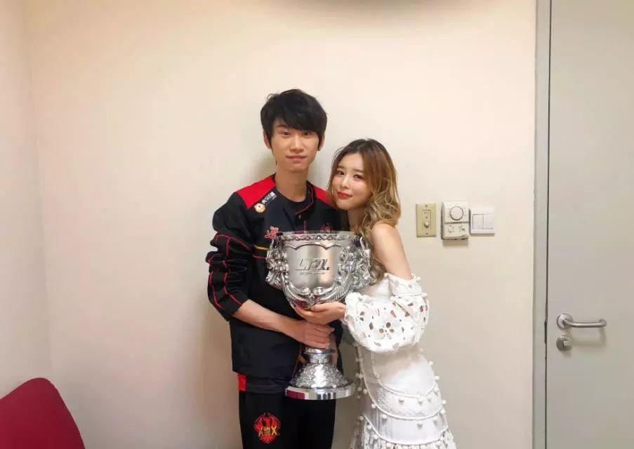 你今天17火箭把我秒掉,我金泰相当场把这个显示屏吃下去".