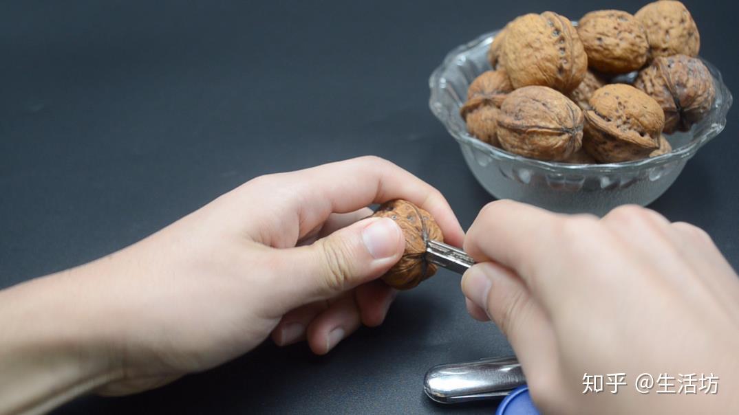 如果你要剥一堆核桃的话,那么教你一招剥核桃的方法