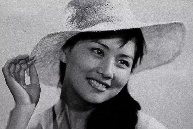 1956年,赵娜出生在青岛,从小就清秀娟丽,明艳不俗.