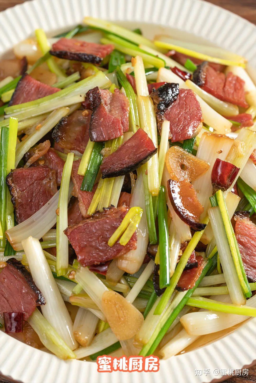 今天选了俩个经典特色的吃法,湖南的藠头炒腊肉跟客家的藠结,都是相当